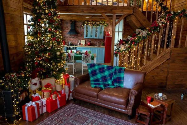 Işıklı ve hediyeli Noel ağacı. Ev tatili. Noel arkaplanı. Yeni yılın atmosferi.