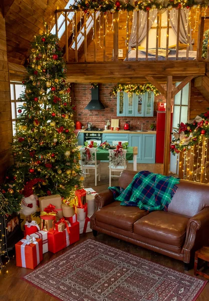 Işıklı ve hediyeli Noel ağacı. Ev tatili. Yeni yılın atmosferi. Çelenkler parlıyor. Noel arkaplanı.