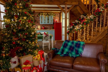 Işıklı ve hediyeli Noel ağacı. Ev tatili. Noel arkaplanı. Yeni yılın atmosferi.
