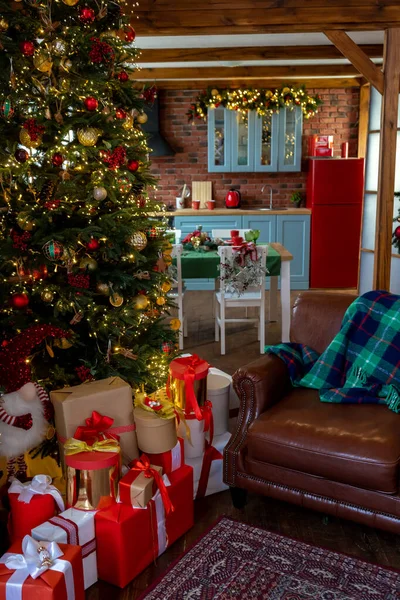 Árbol Navidad Con Luces Regalos Casa Vacaciones Acogedoras Fondo Navidad —  Fotos de Stock