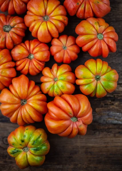 Červená Žebrovaná Rajčata Dřevěném Pozadí Americká Nebo Florentská Odrůda Nina — Stock fotografie