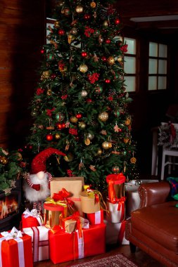 Işıklı ve hediyeli Noel ağacı. Ev tatili. Noel arkaplanı. Yeni yılın atmosferi.