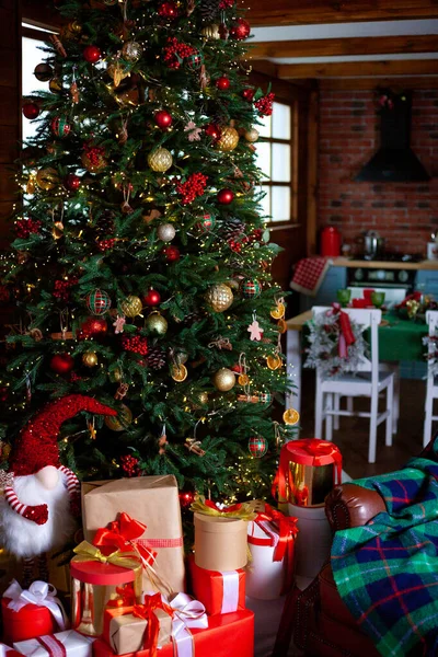 Árbol Navidad Con Luces Regalos Casa Vacaciones Acogedoras Fondo Navidad —  Fotos de Stock