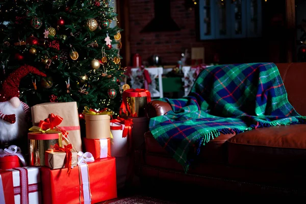 Weihnachtsbaum Mit Lichtern Und Geschenken Zuhause Gemütliche Ferien Weihnachtlicher Hintergrund — Stockfoto