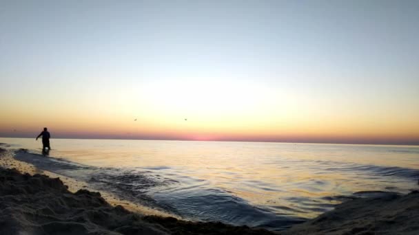 Morgendämmerung Auf See Surfen Wellen Ein Fischer Wirft Einen Wurf — Stockvideo