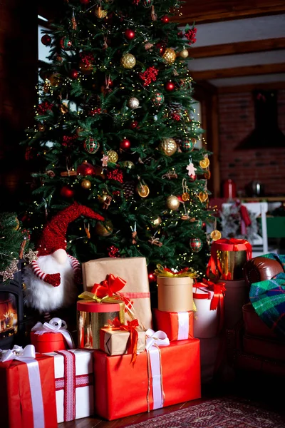 Weihnachtsbaum Mit Lichtern Und Geschenken Zuhause Gemütliche Ferien Die Atmosphäre — Stockfoto