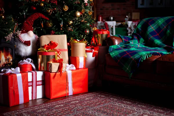 Weihnachtsbaum Mit Lichtern Und Geschenken Zuhause Gemütliche Ferien Die Atmosphäre — Stockfoto