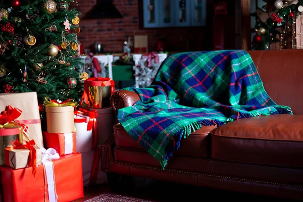Árbol Navidad Con Luces Regalos Casa Vacaciones Acogedoras Ambiente Del —  Fotos de Stock