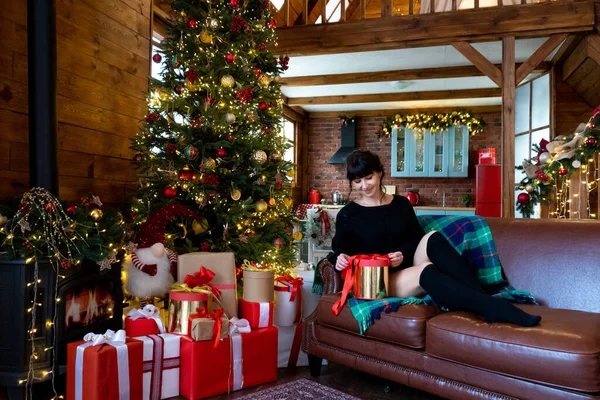 Chica Bonita Está Abriendo Regalo Navidad Ambiente Hogareño Año Nuevo —  Fotos de Stock