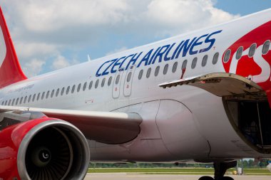 Kiev, Ukrayna - 23 Haziran 2020: Airplane, Airbus A320-251N Air India Airlines Airlines VT-EXH. Uçak uluslararası Boryspil havaalanına iniyor. Terminal Pist D.