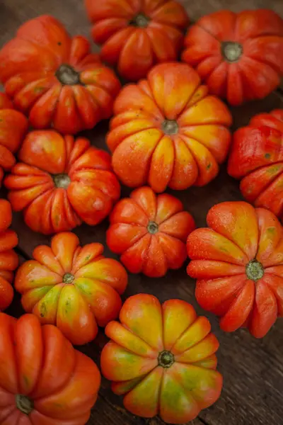 Ντομάτες Κόκκινες Ραβδώσεις Ξύλινο Φόντο Αμερικανική Φλωρεντινή Ποικιλία Νίνα Τοματόσουπα — Φωτογραφία Αρχείου