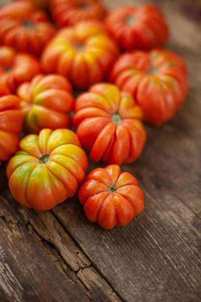 Červená Žebrovaná Rajčata Dřevěném Pozadí Americká Nebo Florentská Odrůda Nina — Stock fotografie