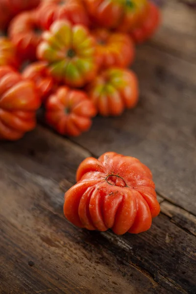 Pomodori Costine Rossi Uno Sfondo Legno Varietà Americana Fiorentina Nina — Foto Stock