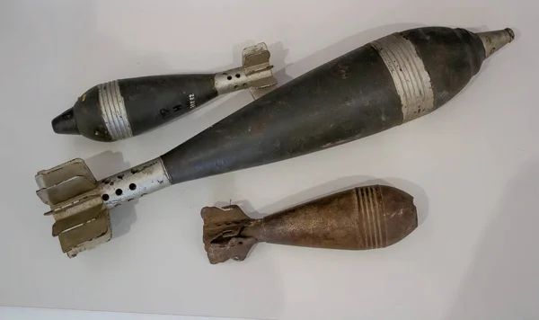 Ukrayna, Kyiv - 1 Aralık 2020: Eski askeri bombalar ve bombalar. Ağır topçu ateşi. Bir silah seti. Silah fişekleri var. Bomba, roket, İkinci Dünya Savaşı 'ndan kalma füze, müze parçası..