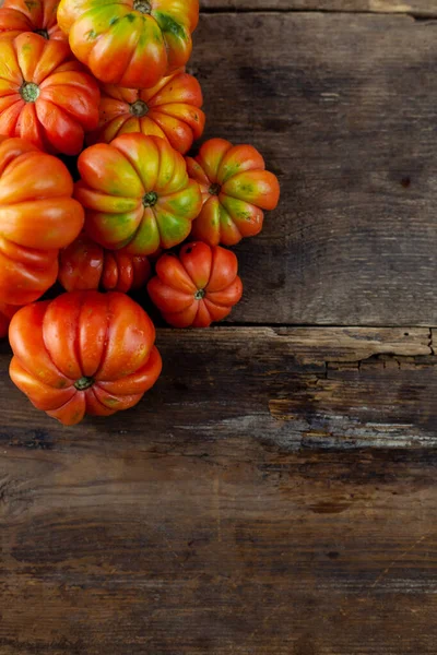 Czerwone Pomidory Żebrowane Drewnianym Tle Odmiana Amerykańska Lub Florencka Nina — Zdjęcie stockowe