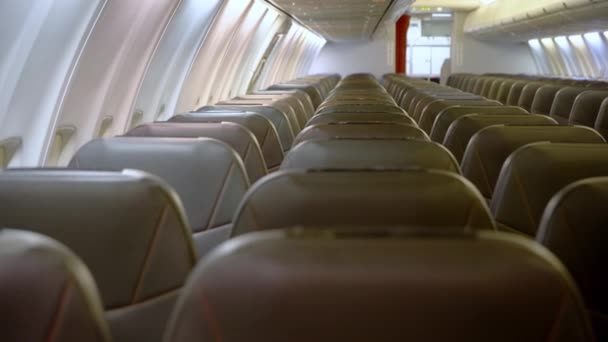 乗客用飛行機の空のキャビン 座席と座席の選択的フォーカス 人のいない車室の助手席 — ストック動画