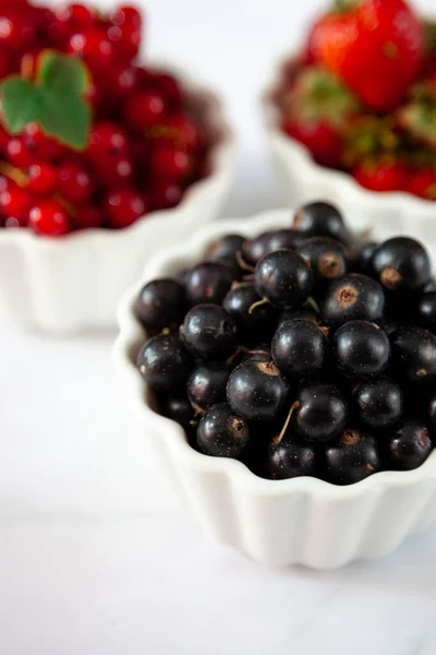 Kırmızı Ribes Beyaz Arka Planda Bir Tabakta Dut Frenk Üzümü — Stok fotoğraf