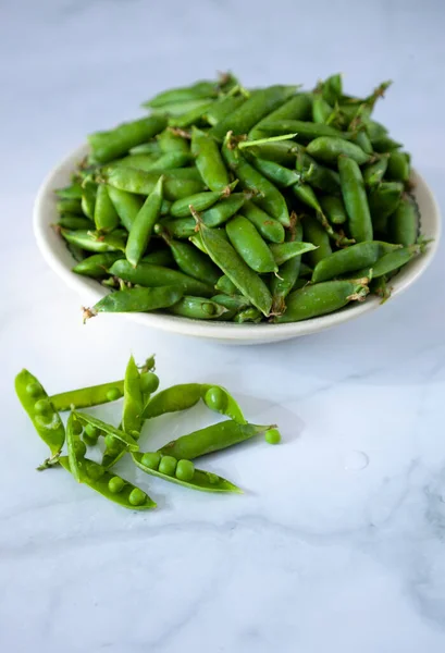 Des Petits Pois Des Gousses Pois Verts Dans Une Assiette — Photo