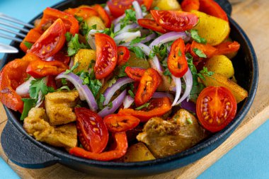 Sebzeli domuz ojakhuri. Et, patates, soğan, şifalı ot, biber pişmiş ve tavada servis edilmiş. Bir tabak Gürcü mutfağı. Et, öğle yemeği, masada akşam yemeği.