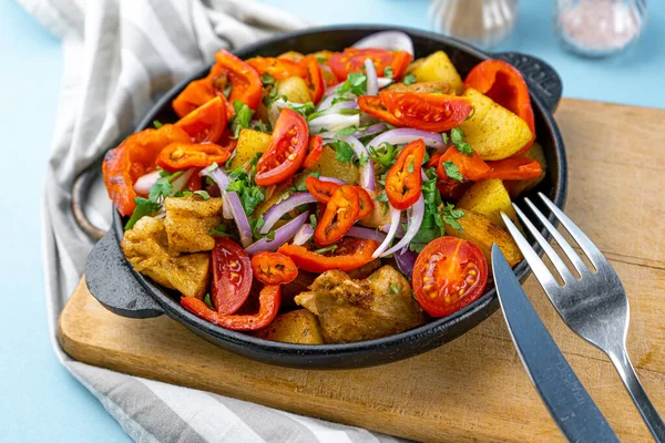 Sebzeli domuz ojakhuri. Et, patates, soğan, şifalı ot, biber pişmiş ve tavada servis edilmiş. Bir tabak Gürcü mutfağı. Et, öğle yemeği, masada akşam yemeği.