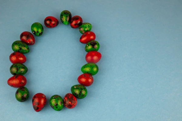 Veelkleurige Kwarteleitjes Groen Rood Een Blauwe Achtergrond Met Plaats Voor — Stockfoto