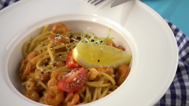 Špagety Krevetami Citrónem Mikrozelení Oběd Hlubokém Bílém Talíři Zblízka Těstoviny — Stock video