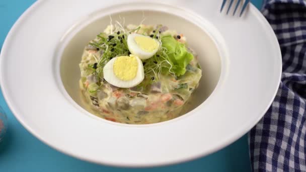 Traditionell Sallad Olivier Vit Plat Med Gaffel Och Kniv Blå — Stockvideo