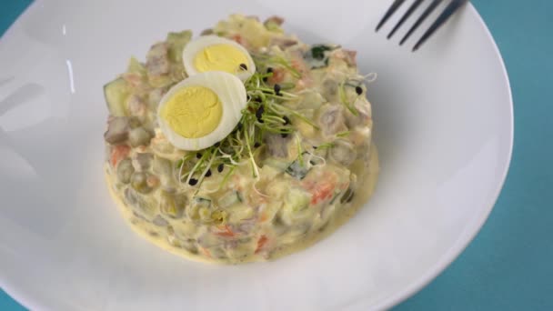 Traditionell Sallad Olivier Vit Plat Med Gaffel Och Kniv Blå — Stockvideo