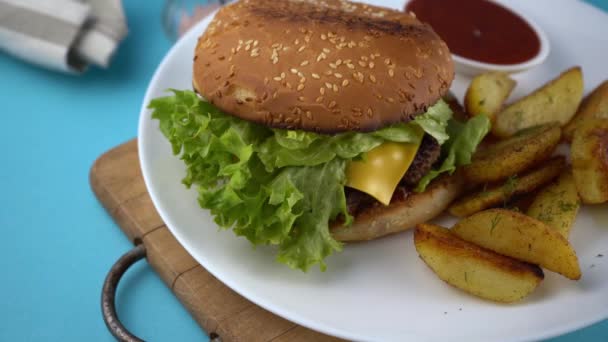 Patates Salatalı Yapımı Kusurlu Hamburger Masada Beyaz Bir Tabakta Tahta — Stok video