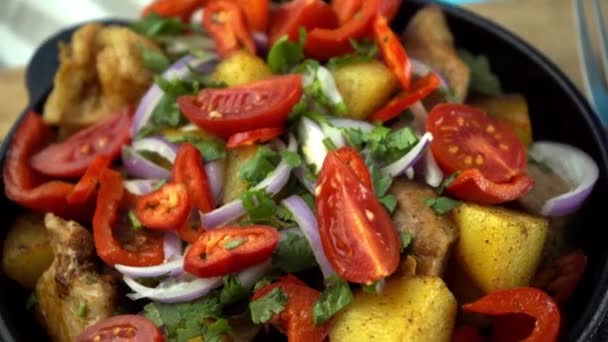 프라이팬에서 음식이다 도마도 파슬리 감자와 식사를 포크오자 후리는 야채를 곁들여 — 비디오