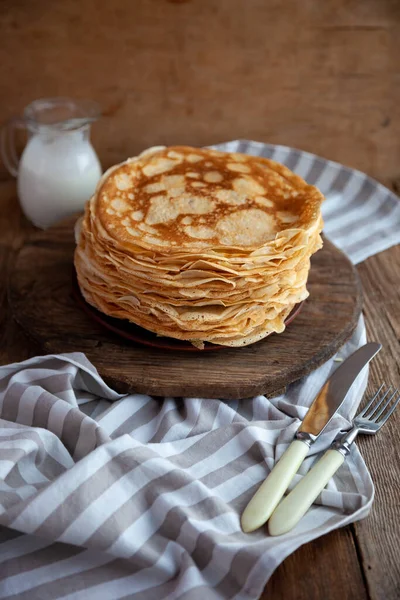 薄煎饼放在盘子里 Shrovetide的传统食物木桌上有酸奶油的煎饼 — 图库照片