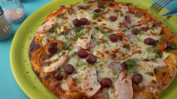Klasyczna Pizza Kiełbasą Mięsem Bekonem Kiełbasą Talerzu Tradycyjne Włoskie Jedzenie — Wideo stockowe