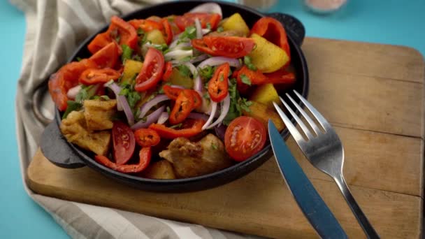 トマト 赤ピーマン 玉ねぎ ジャガイモとフライパンで肉 野菜のシチュー 野菜と豚肉のJakhuri グルジア料理 ホームメニュー — ストック動画