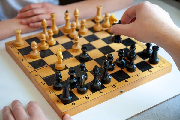 Juego Mesa Casa Niño Juega Ajedrez Solo Antiguo Tablero Ajedrez —  Fotos de Stock