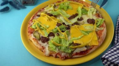 Sosisli, etli, pastırmalı, sosisli klasik pizza. Geleneksel İtalyan yemekleri masada. Kalın hamurlu. Restoran menüsü. Ev yemeği.