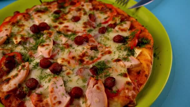 Классическая Пицца Колбасой Мясом Беконом Сосисками Тарелке Традиционная Итальянская Еда — стоковое видео