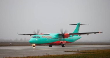 Ukrayna, Kyiv - 29 Aralık 2020: yolcu uçağı. Sisli havaalanı, görüş mesafesi ve kötü hava. Uçak ATR 72-60 UR-RWD Windrose Havayolları. Pist.