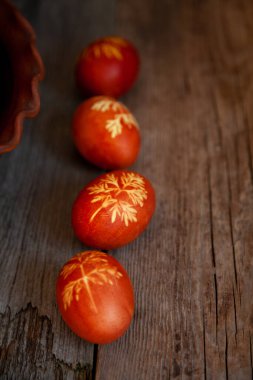 Paskalya yumurtaları. Ahşap bir masada kırsal yiyecekler. Soğan kabuğuyla boyanmış yumurta. Yılan ve dereotu iz bırakır. Paskalya bayramı için klasik yemek.