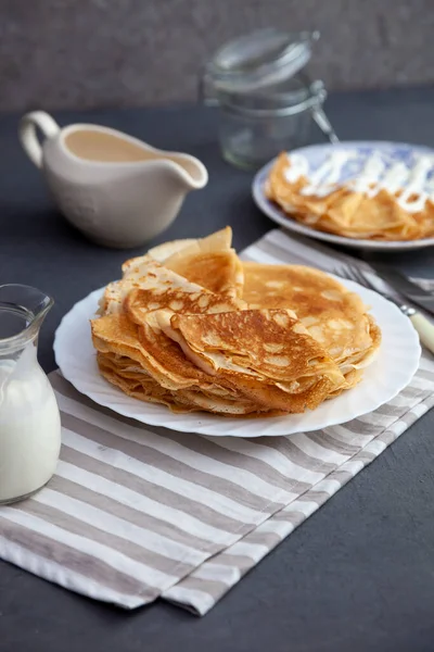 Dünn Gebratene Pfannkuchen Auf Einem Teller Traditionelle Fastnachtsspeisen Pfannkuchen Mit — Stockfoto