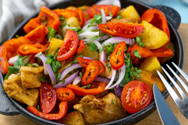 Sebzeli domuz ojakhuri. Et, patates, soğan, şifalı ot, biber pişmiş ve tavada servis edilmiş. Bir tabak Gürcü mutfağı. Et, öğle yemeği, masada akşam yemeği.