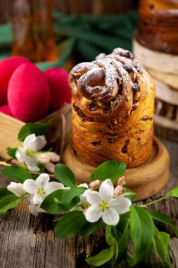 Paskalya pastası keki. Kuru üzümlü Kraffinler, şekerli meyveler ve haşhaş tohumları, üzerine toz şeker serpiştirilmiş. Ev yapımı pastaya yakın çekim. Cruffin..