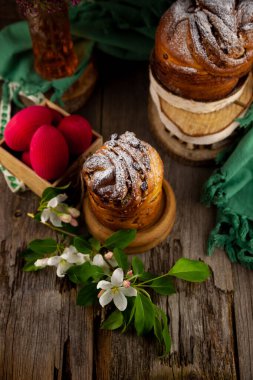 Paskalya pastası keki. Kuru üzümlü Kraffinler, şekerli meyveler ve haşhaş tohumları, üzerine toz şeker serpiştirilmiş. Ev yapımı pastaya yakın çekim. Cruffin..