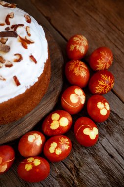Paskalya pastası ve renkli yumurtalar. Ahşap bir masada kırsal yiyecekler. Geleneksel yumurta renginde soğan kabuğu. Yılan ve dereotu iz bırakır. Paskalya bayramı için klasik yemek..