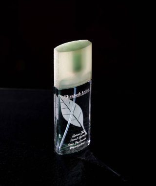 Ukrayna, Kyiv - 3 Şubat 2021: Elizabeth Arden 'in klasik parfümü. Yeşil çay. Siyah arka planda hala hayat var. Baloncuk. Eau de Tuvalet, parfüm. Şişe ambalajı parfümü. Püskürt.
