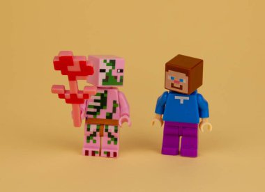 Ukrayna, Kyiv - 3 Nisan 2020: Oyuncak adam bir kıza çiçek verir. Oyuncaklar. Sevgililer Günü, 8 Mart. Lego, Minecraft 'ın küçük adamları olduğunu düşünüyor. Randevu, aşk, kutlama. Çiçek konsepti.