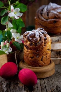 Paskalya pastası keki. Kuru üzümlü Kraffinler, şekerli meyveler ve haşhaş tohumları, üzerine toz şeker serpiştirilmiş. Ev yapımı pastaya yakın çekim. Cruffin..