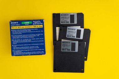 Ukrayna, Kyiv - 7 Şubat 2021: SONY Disket 3.5 inç. Disketler 32, 80 'lerin teknolojisi. Retro, klasik ve renkli bilgisayar disketi. Sarı arkaplan.