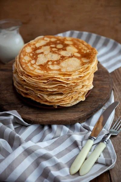 Dünn Gebratene Pfannkuchen Auf Einem Teller Traditionelle Fastnachtsspeisen Pfannkuchen Mit — Stockfoto