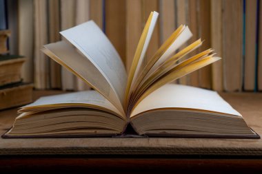 Açık kitap. Sayfalar ve kağıtlar. Kitap geçmişi. Kütüphanedeki eski kitaplar. Kitapçı dükkanı. Bilgi yayınları, edebiyat. Kitapçı, kitapçı. Kitapsever. Düz üst görünüm.