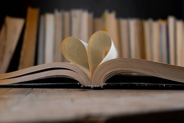 Open Boek Hartvormige Pagina Boekenlegger Boeken Achtergrond Oude Boeken Bibliotheek — Stockfoto